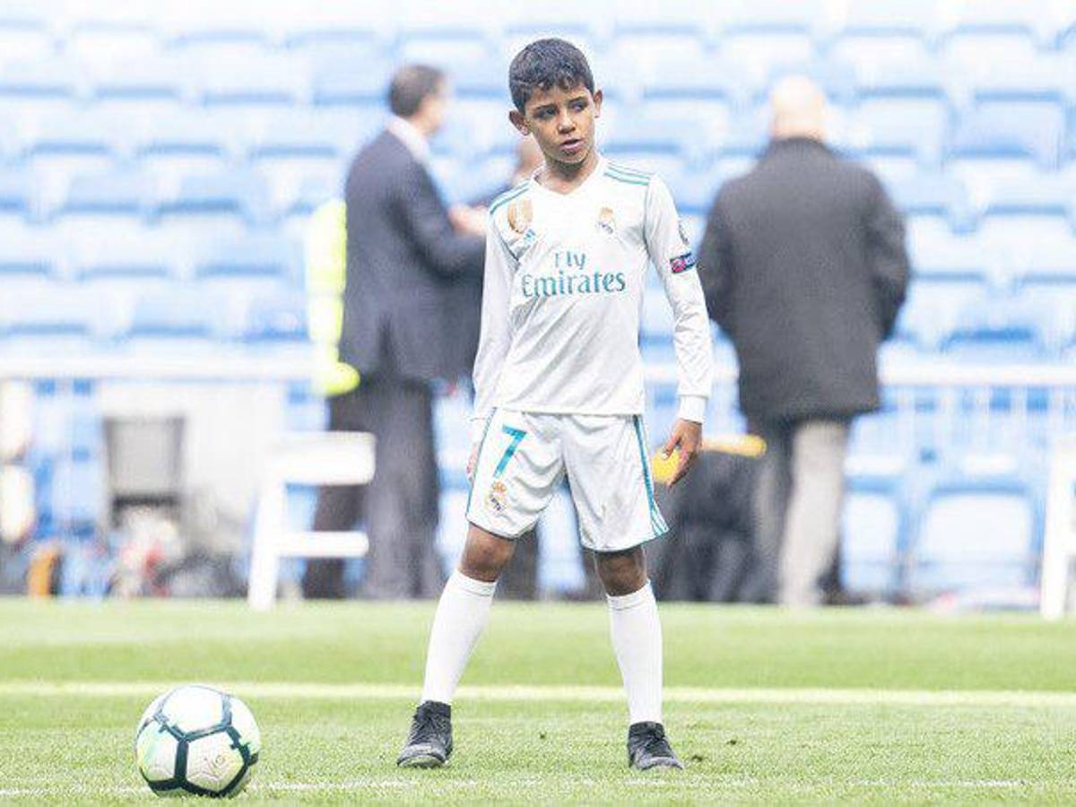 Cristiano Ronaldo Jr juega en la posición de delantero central.