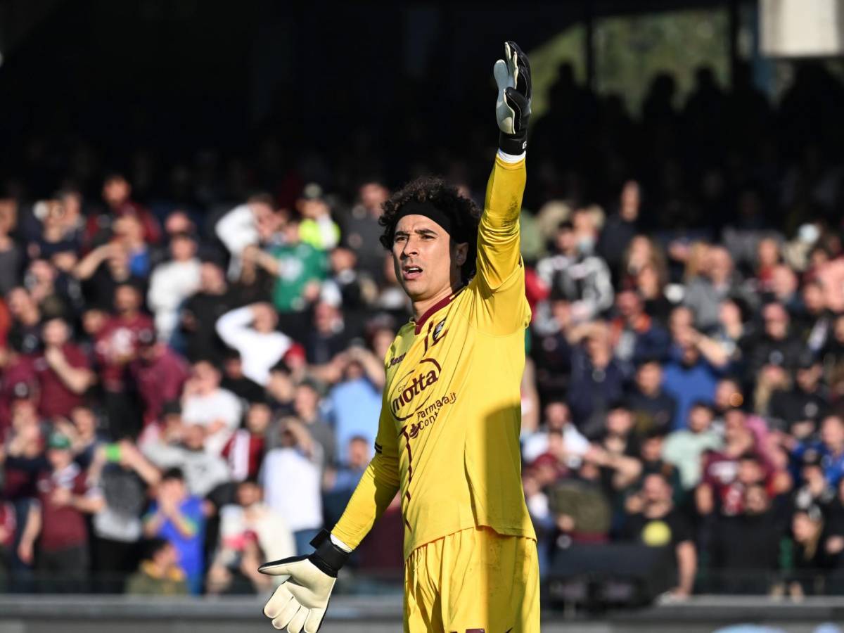 Memo Ochoa debutó en Italia y sufrió una derrota ante el Milan