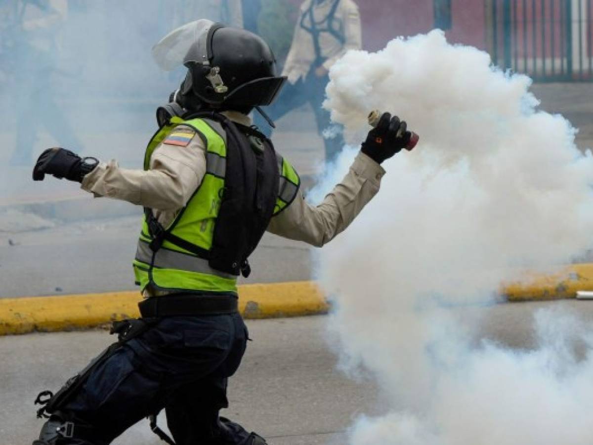 Con gases lacrimógenos impiden marcha contra Constituyente en Venezuela