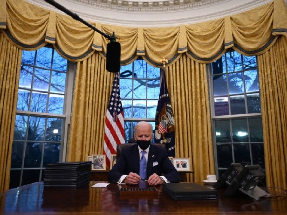 Biden llega a la Casa Blanca y firma primeros decretos como presidente