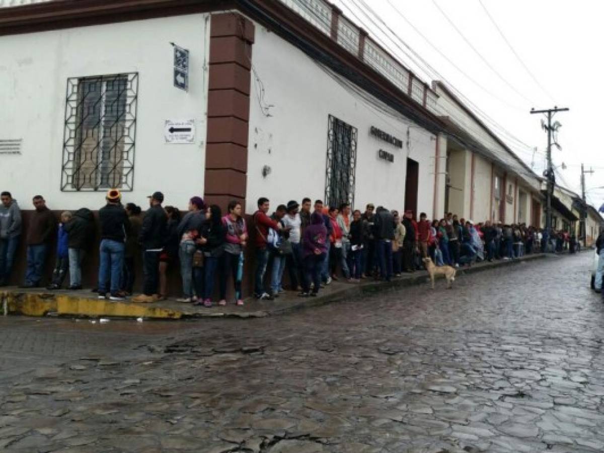 Enorme fila por trámites de la DEI en Santa Rosa de Copán