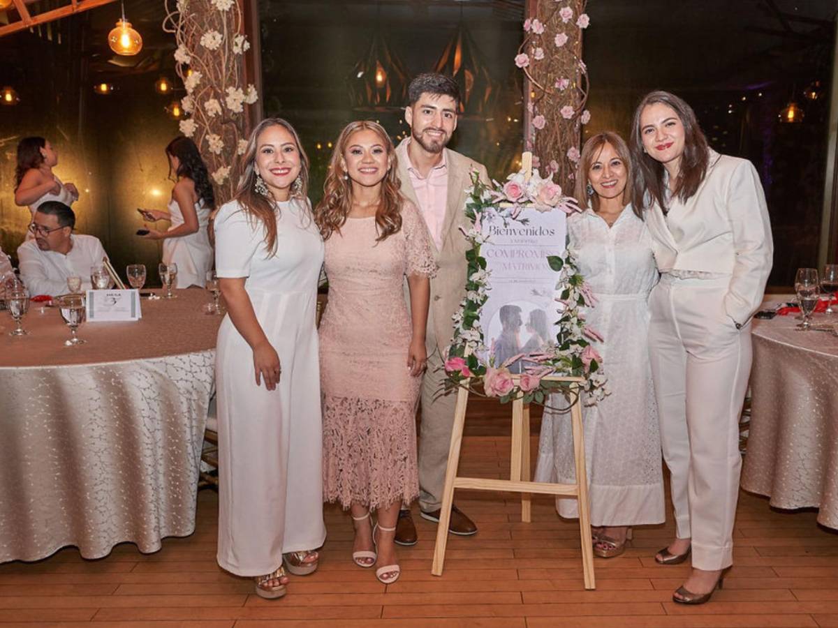 Manuel López e Isabella López se comprometen en un solemne y romántico acto