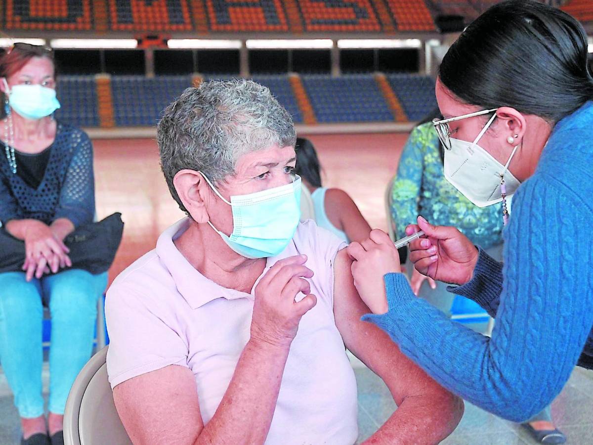 Vacunación redujo muertes por covid en 94%, según Salud