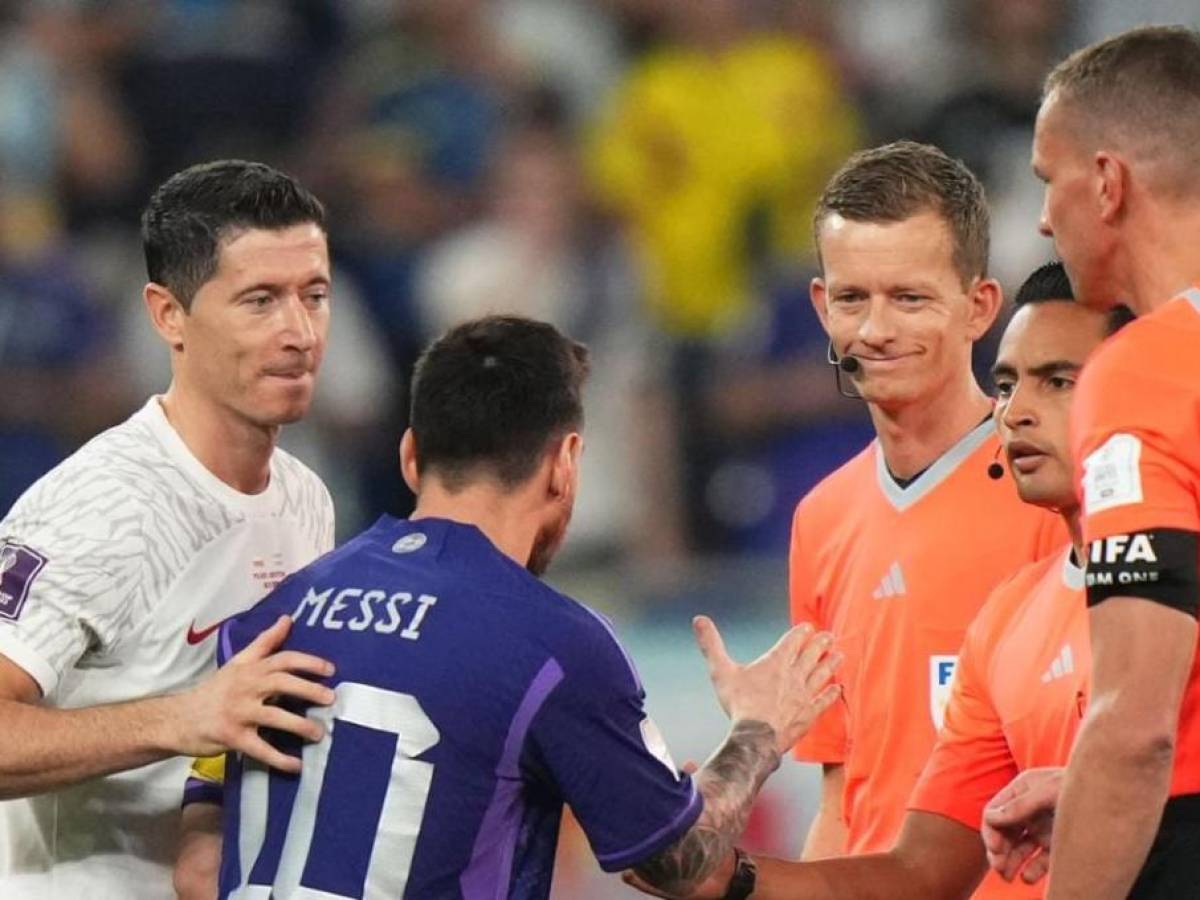 Saíd Martínez junto a Lionel Messi y Robert Lewandowski en el partido de fase de grupos entre Argentina y Polonia.