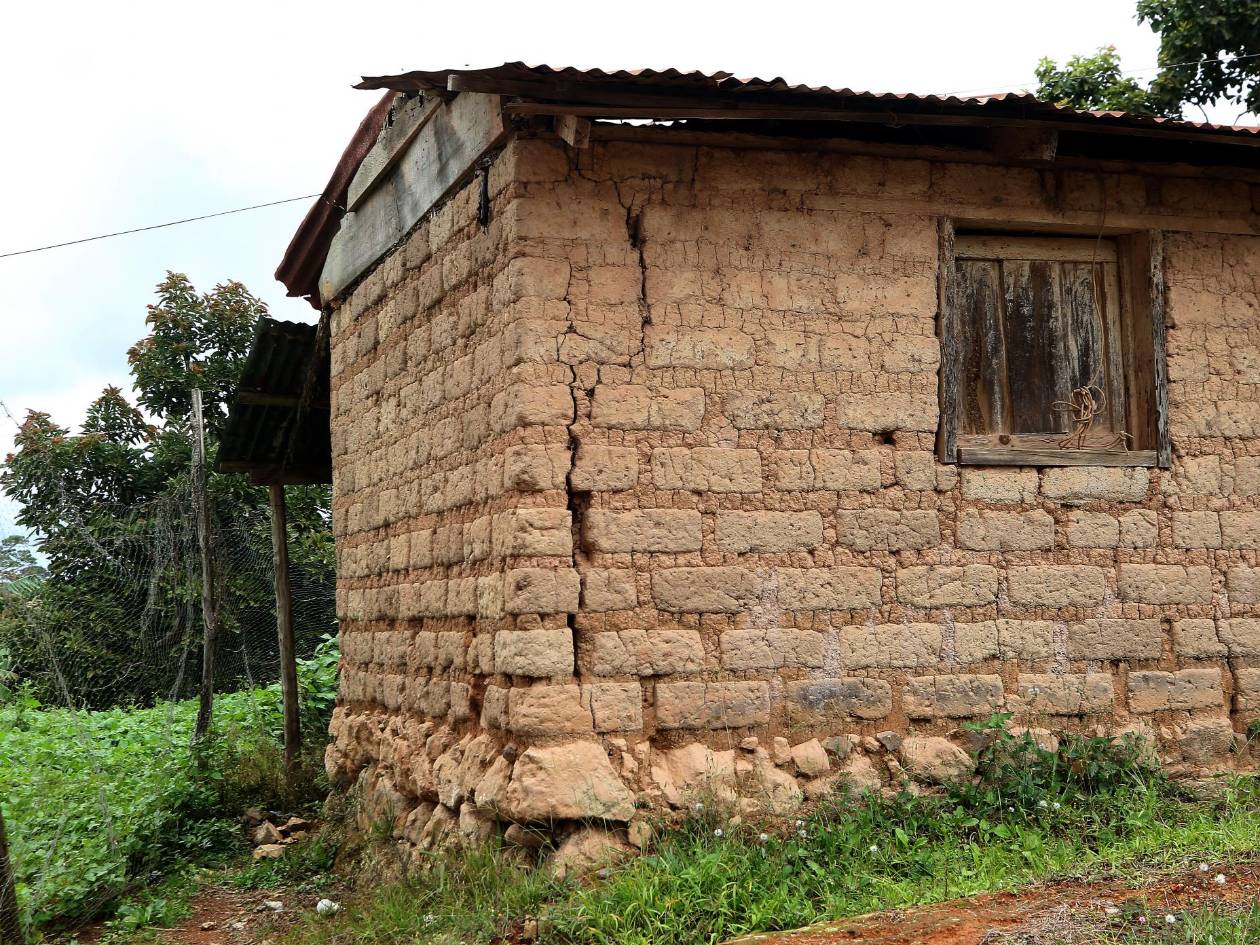 En Las Lajas, Comayagua, cientos de viviendas han resultado afectadas por los constantes sismos. Las casas de adobe son las que más sufren daños.