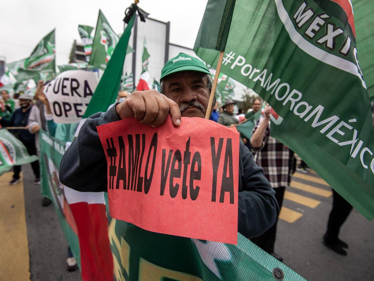 Cientos marchan en norte de México para exigir renuncia de López Obrador