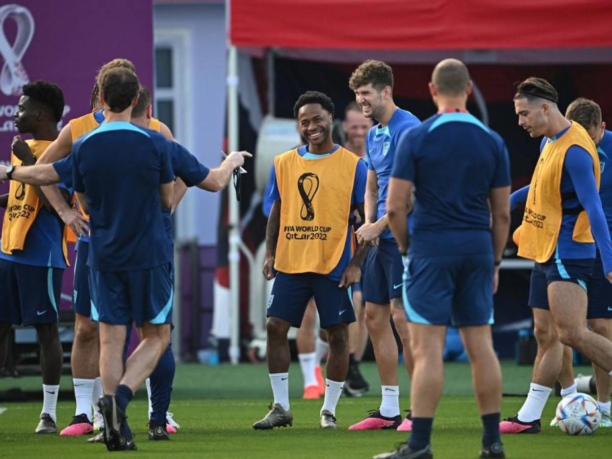 Sterling vuelve a entrenamientos de Inglaterra tras susto familiar