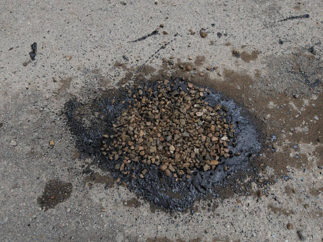 Los trabajadores lanzan una pequeña capa de asfalto en los baches, sin realizar el trabajo previo de excavación, justo como dice la ficha técnica.