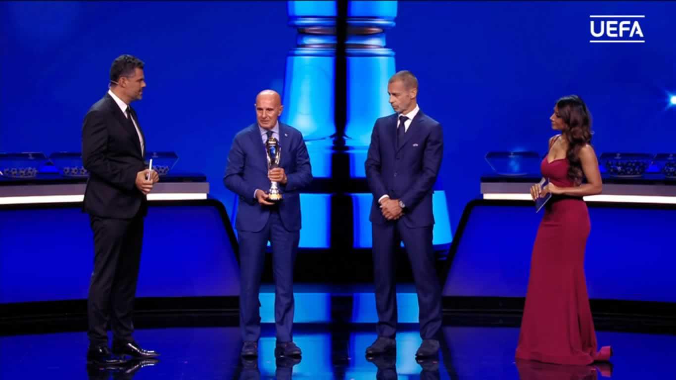 Arrigo Sacchi, homenajeado por la UEFA.