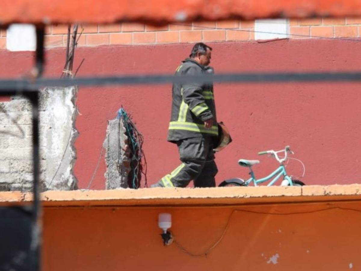 México: Rescatan a bebé atrapada entre muros