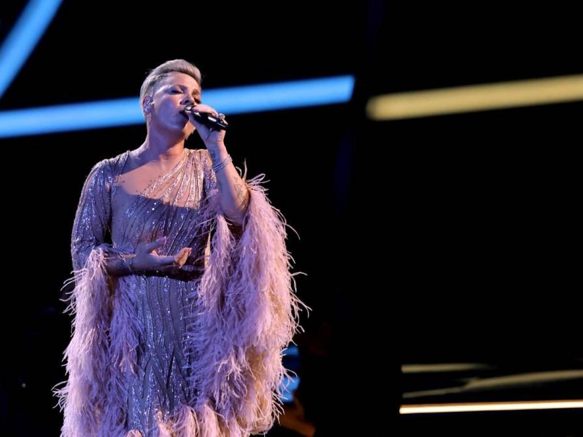 Así fue el tributo de Pink a la estrella de “Vaselina”, Olivia Newton- John