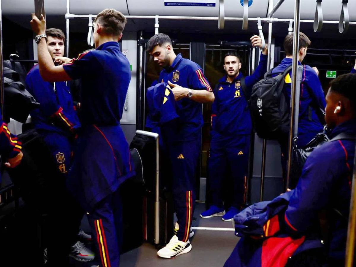 Los jugadores españoles en un autobús que los llevó al hotel de concentración.