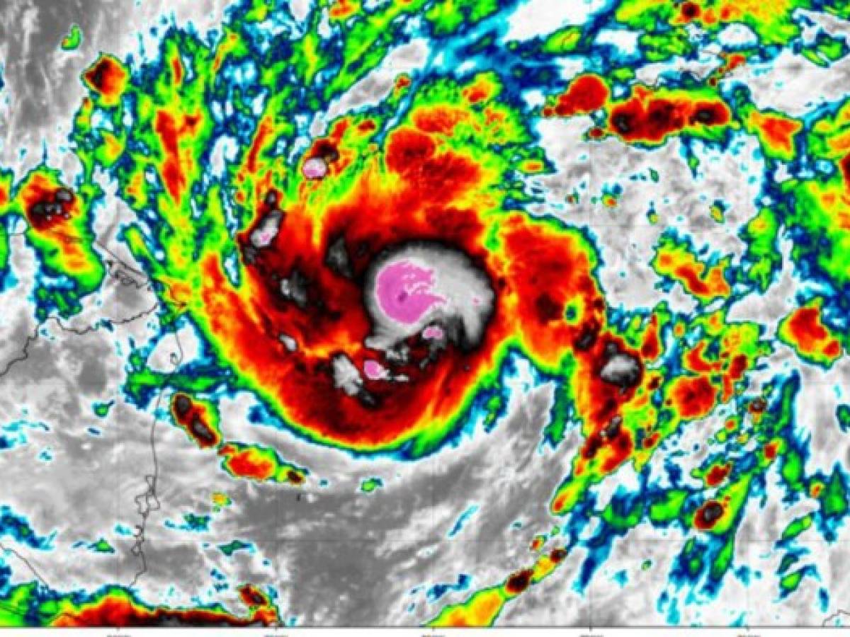 Eta ya es huracán categoría 4 y su poder aumenta al acercarse a Honduras