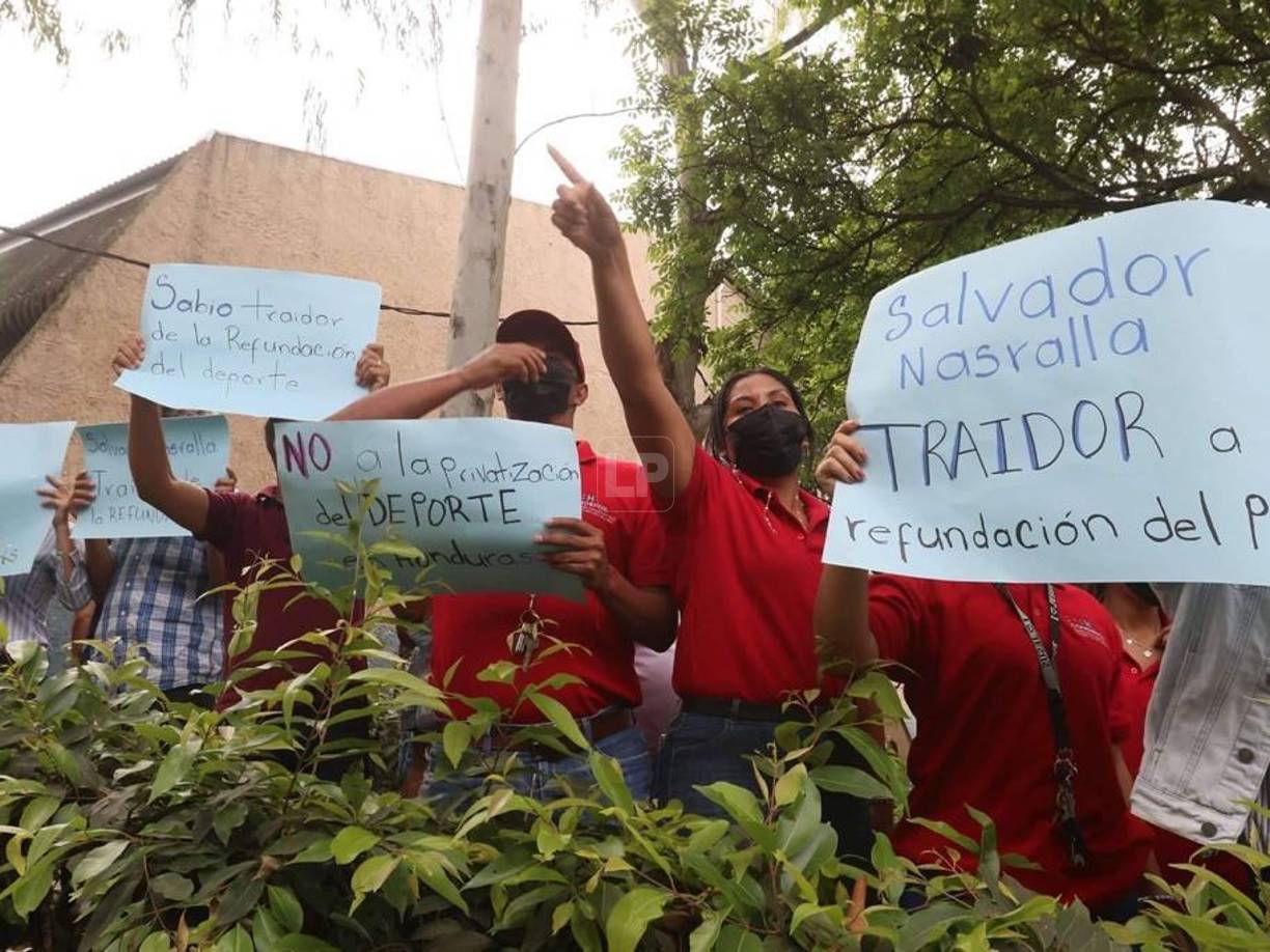 ‘‘Salvador Nasralla, traidor a la refundación del país’’ y ‘‘no a la privatización del deporte en Honduras’’, eran los mensajes que mostraron los simpatizantes.