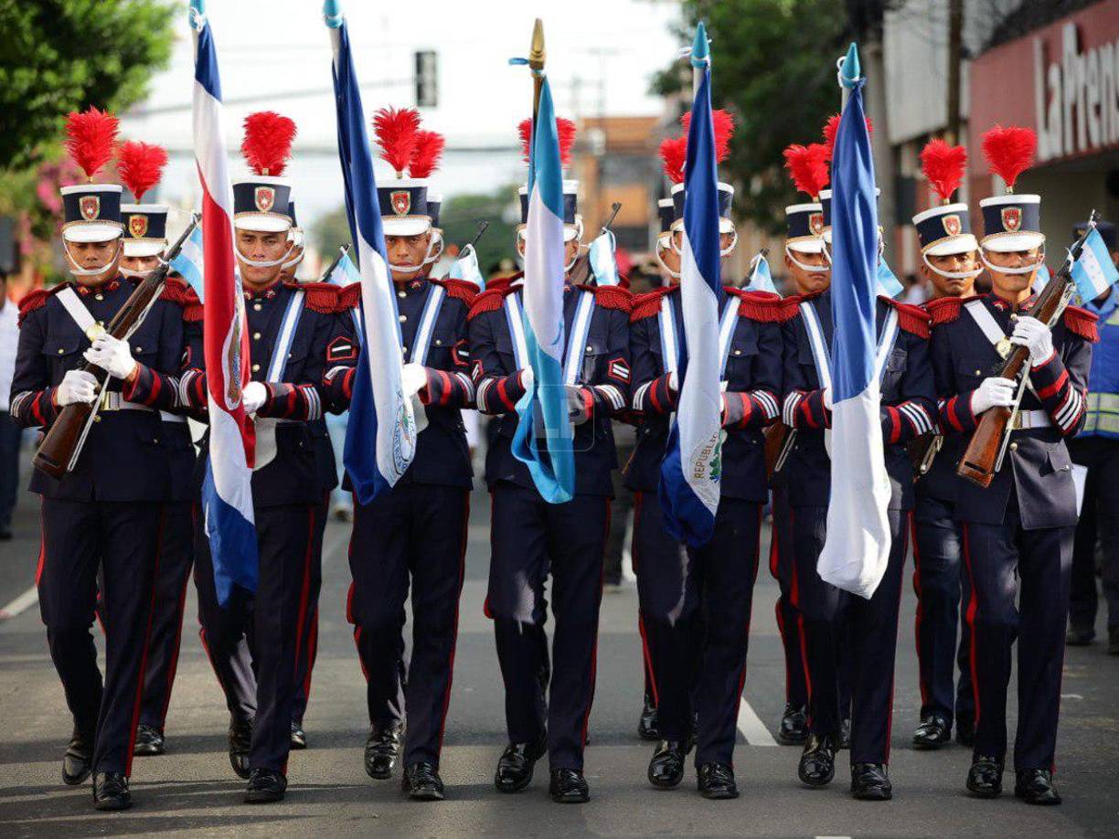 Elegancia, honor y aplomo, las Fuerzas Armadas se lucen en el Día de Independencia