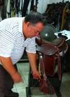 El Señor de las monturas trabaja el cuero desde que era niño