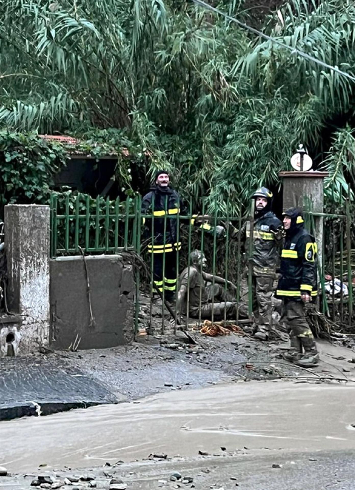 Un hombre es rescatado por los bomberos tras el deslizamiento de tierras en la isla italiana de Ischia.