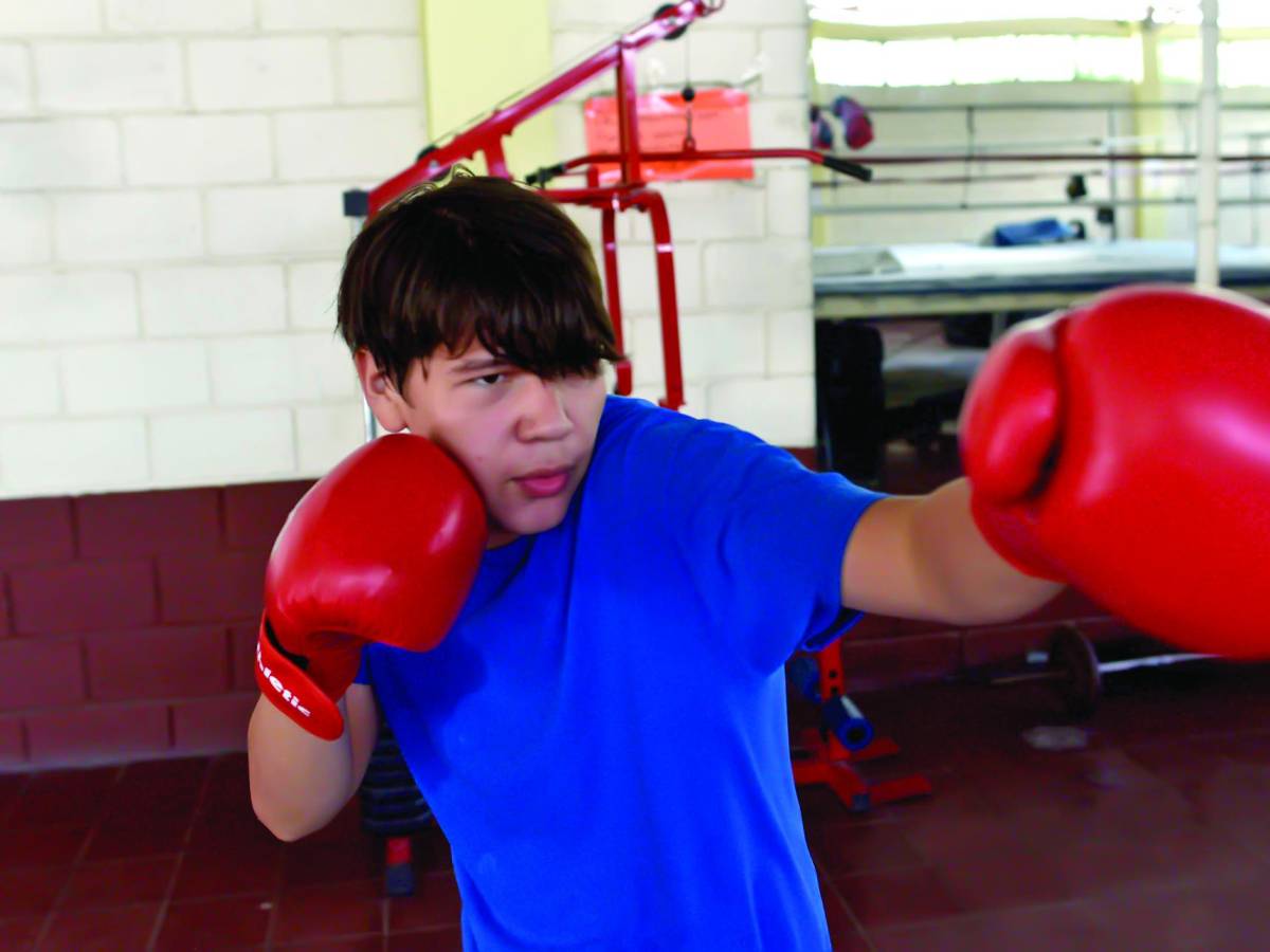 Kenneth Hernández sueña con convertirse en un boxeador profesional.
