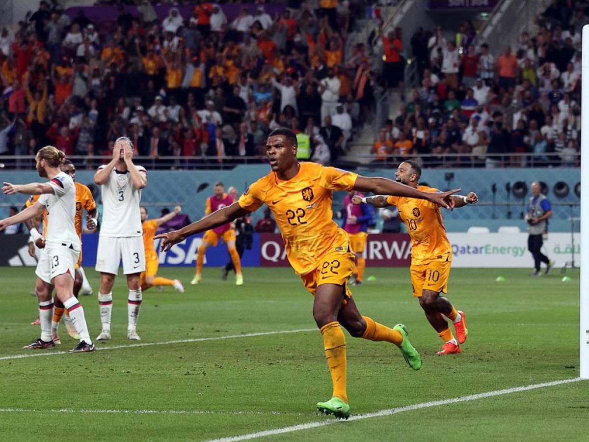 Denzel Dumfries fue la gran figura del partido así celebró su gol.