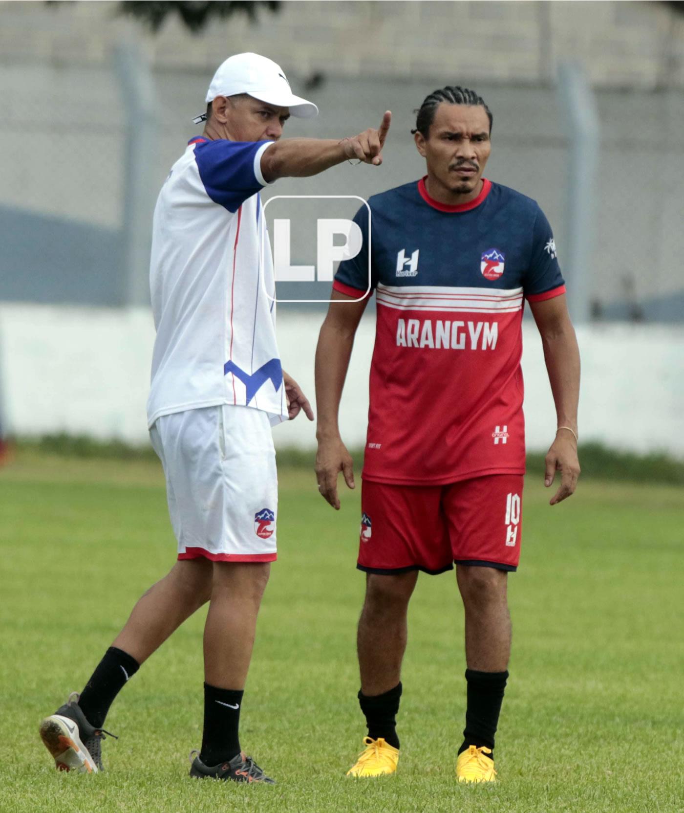 El entrenador colombiano Hernando Medrado dando indicaciones al experimentado futbolista hondureño.