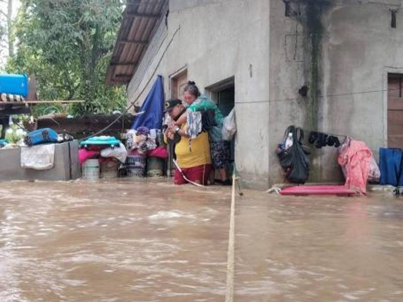 Las lluvias del frente frío que afecta el norte y el litoral de Honduras ya dejan nuevos daños. En la aldea de Tornabé, en el municipio de Tela, Atlántida, una familia fue evacuada debido a que su vivienda se inundó.
