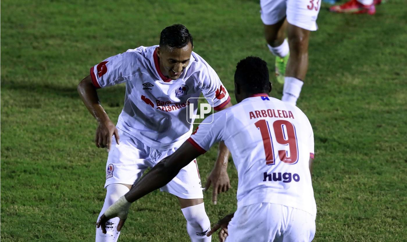 Yustin Arboleda y Diego Reyes celebrando el 0-2 con un baile.