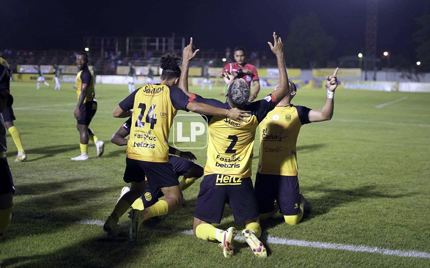 Jugadores del Marathón celebran el gol de Getsel Montes.