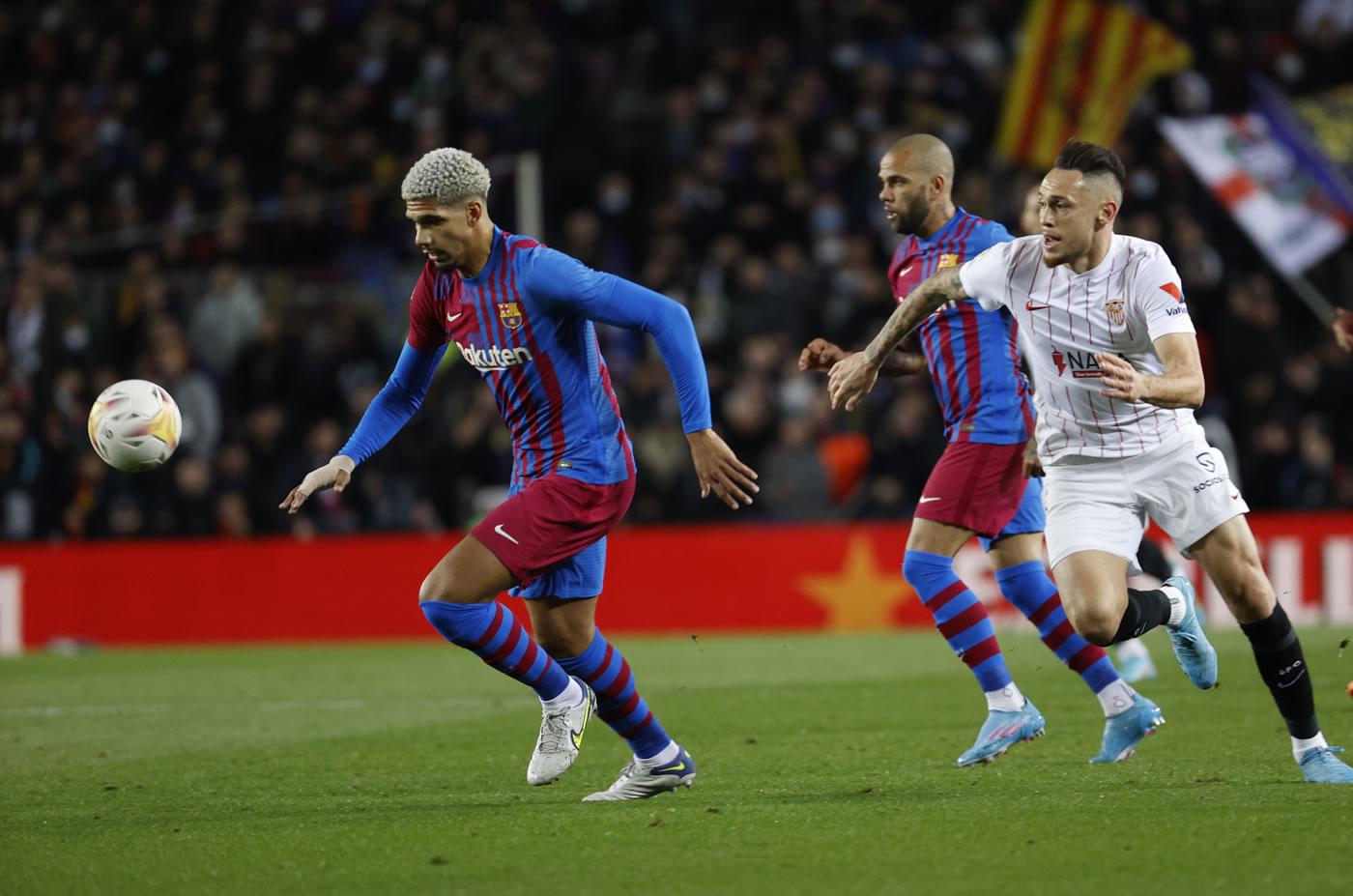 Ronald Araújo corre por el balón mientras es seguido por Lucas Ocampo.