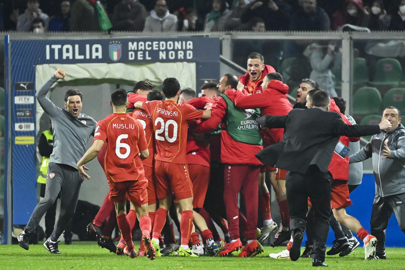 Los jugadores de Macedonia del Norte celebrando el gol de la victoria contra Italia.