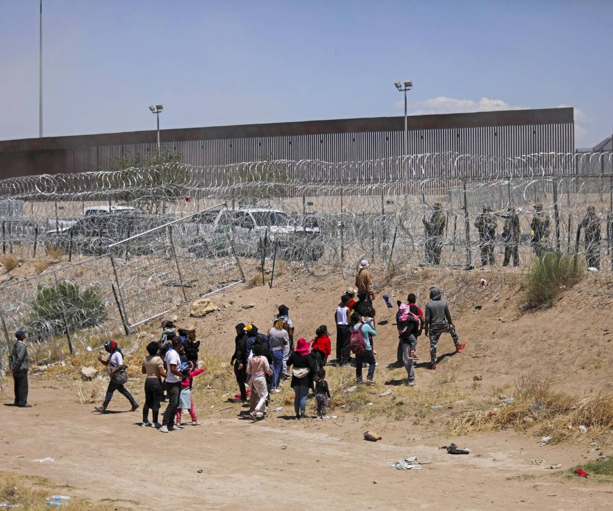 Migrantes en frontera de México acusan a guardias texanos de disparar balas de goma y gas