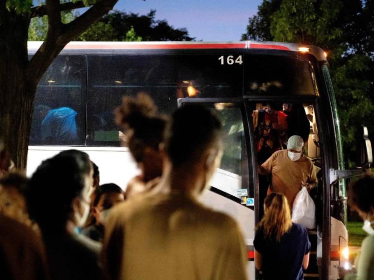 El gobernador de Texas envía el primer autobús con inmigrantes a Filadelfia