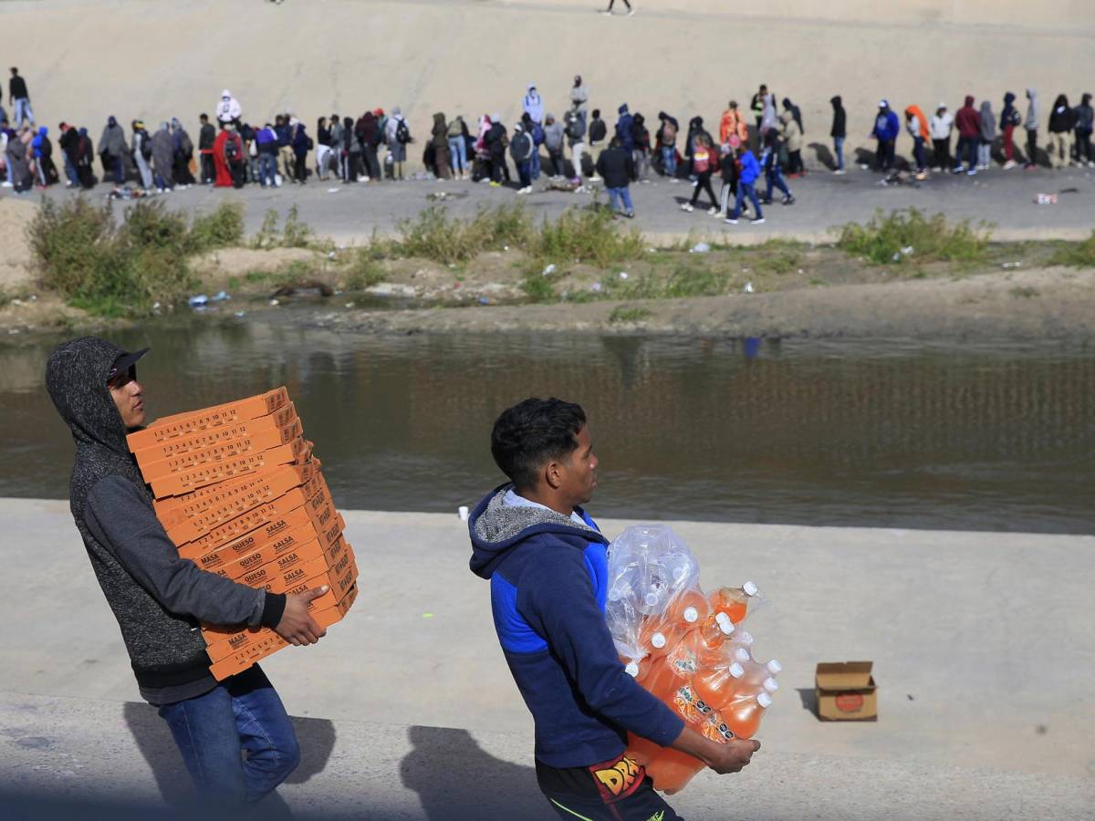 Migrantes subsisten con la venta de alimentos en la frontera México-EEUU