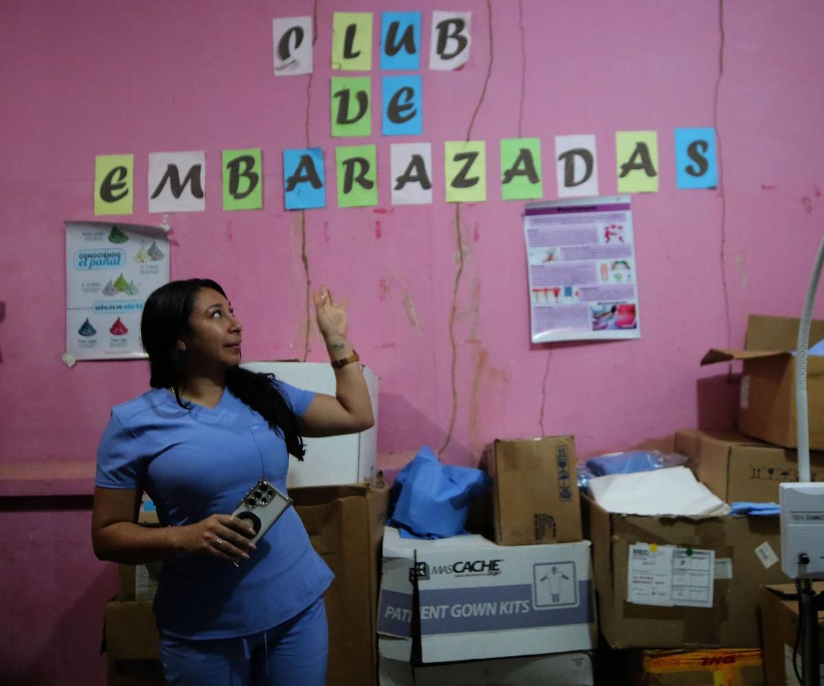 El centro de salud reporta daños en las paredes debido a los sismos registrados en 2023 y 2024, pero también por termitas que se están comiendo las vigas.