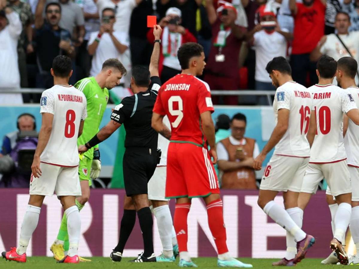 ¡Fuerte falta! El primer expulsado del Mundial de Qatar 2022