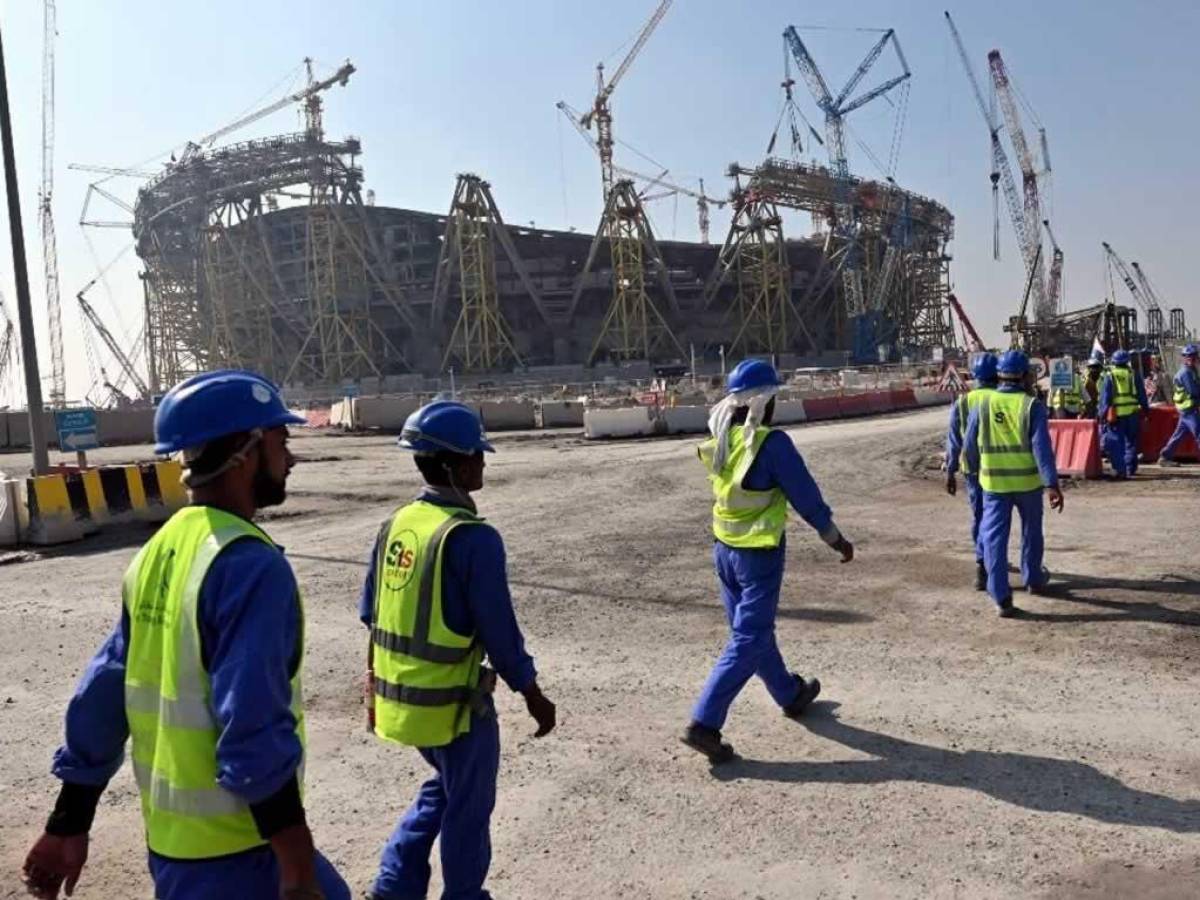Qatar admite muerte de casi 500 migrantes en obras del Mundial