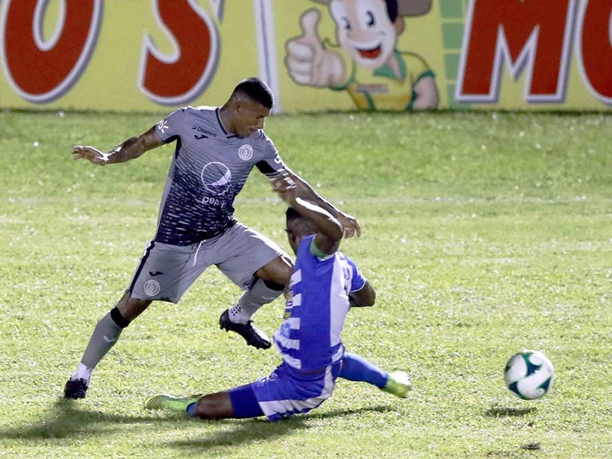 ‘El Chino‘ López demostró una vez más por qué es titular, intentó sacudirse su racha sin gol y le pegaron fuerte en el juego.
