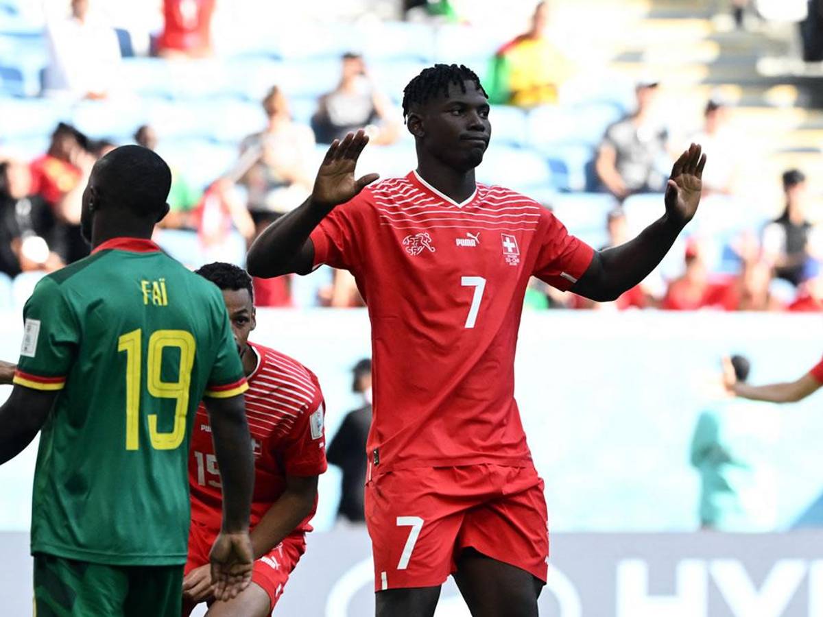 Embolo da primer triunfo a Suiza y golpea a su país de origen