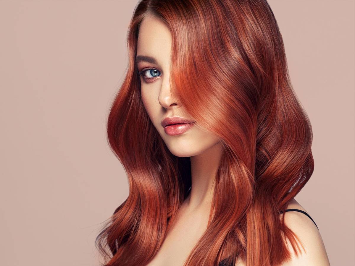 Vino intenso. Se trata de un tinte para el cabello que evoca las bebidas de temporada como el vino caliente y las mezclas con especias, como la canela. Este tinte está entre el cobrizo y el café, por lo que es un tono fácil de mantener y perfecto para todas las pieles.