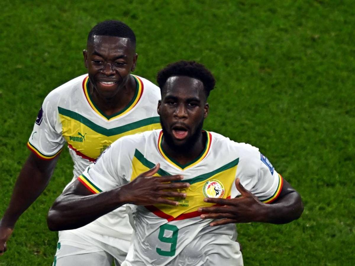 Boulaye Dia rompió el cerrojo qatarí y marcó el primer gol de Senegal.