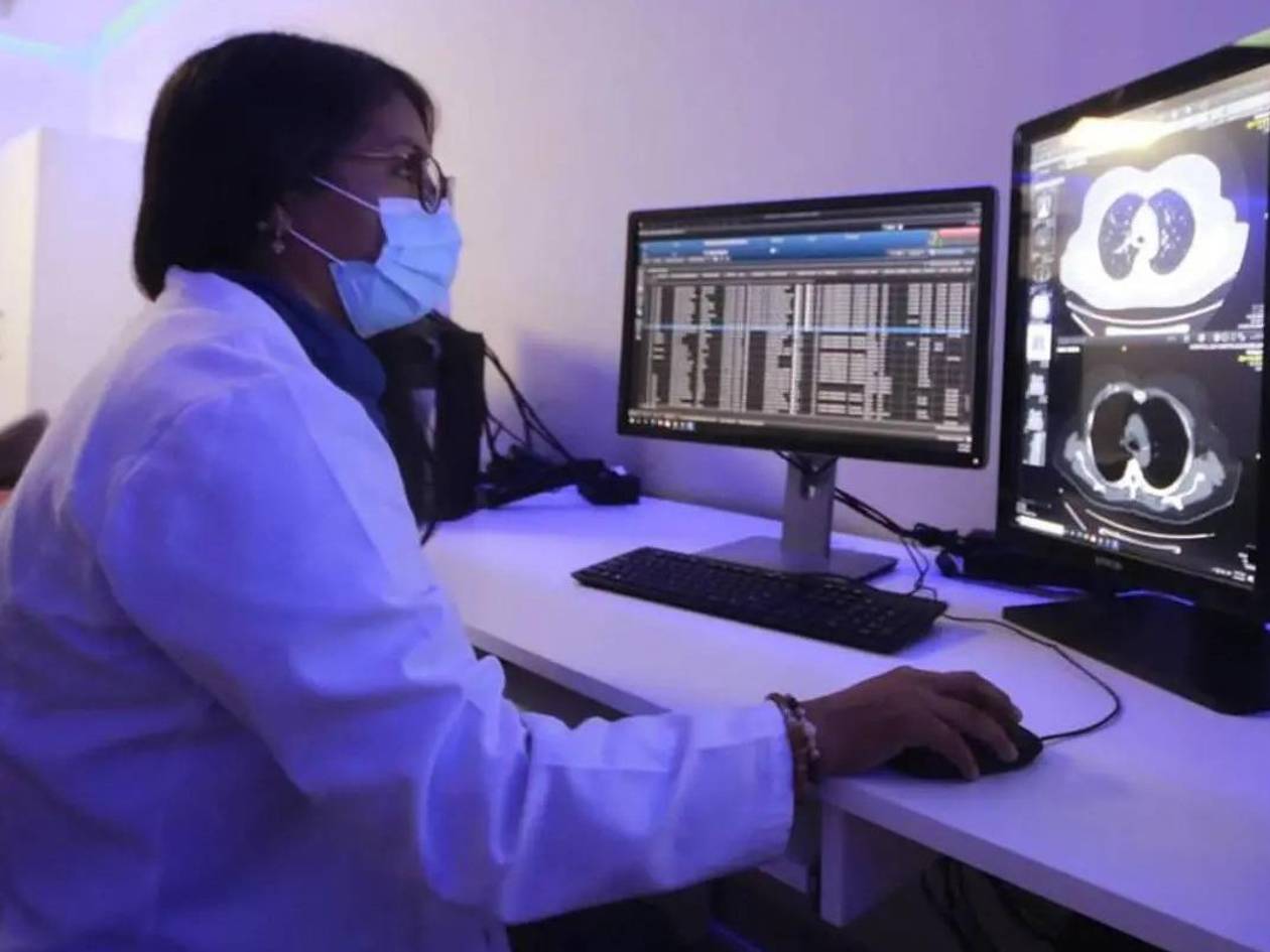 Profesionales de la salud se apoyan de soluciones aplicadas con la IA.