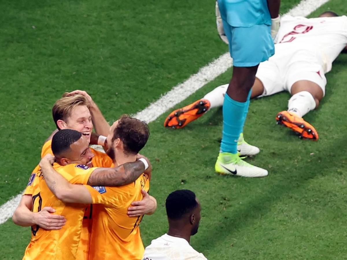 Frenkie De Jong celebra con sus compañeros su gol en el estadio Al Bayt Estadio.