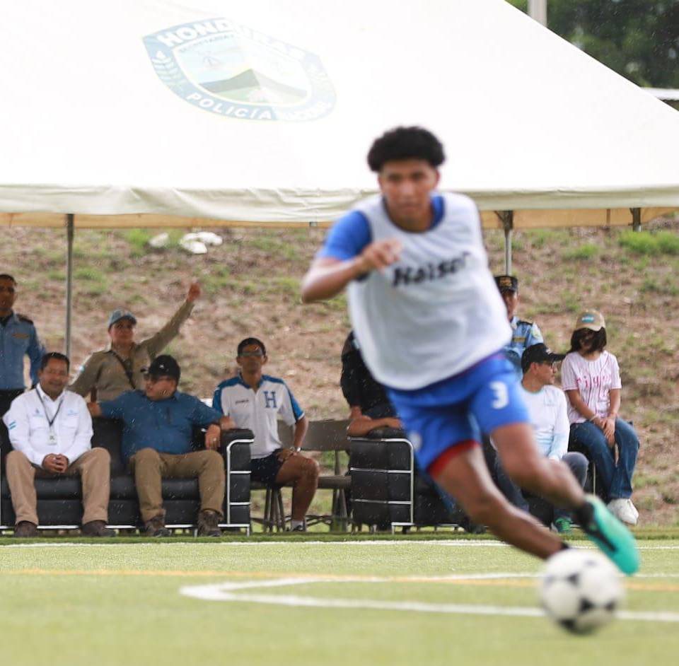 $!En su condición de ministro de Seguridad, Gustavo Sánchez estuvo al frente de la visoría de jugadores para el equipo. Los antiguos propietarios afirmaron que Sánchez estuvo al frente de las negociaciones para comprar el equipo.