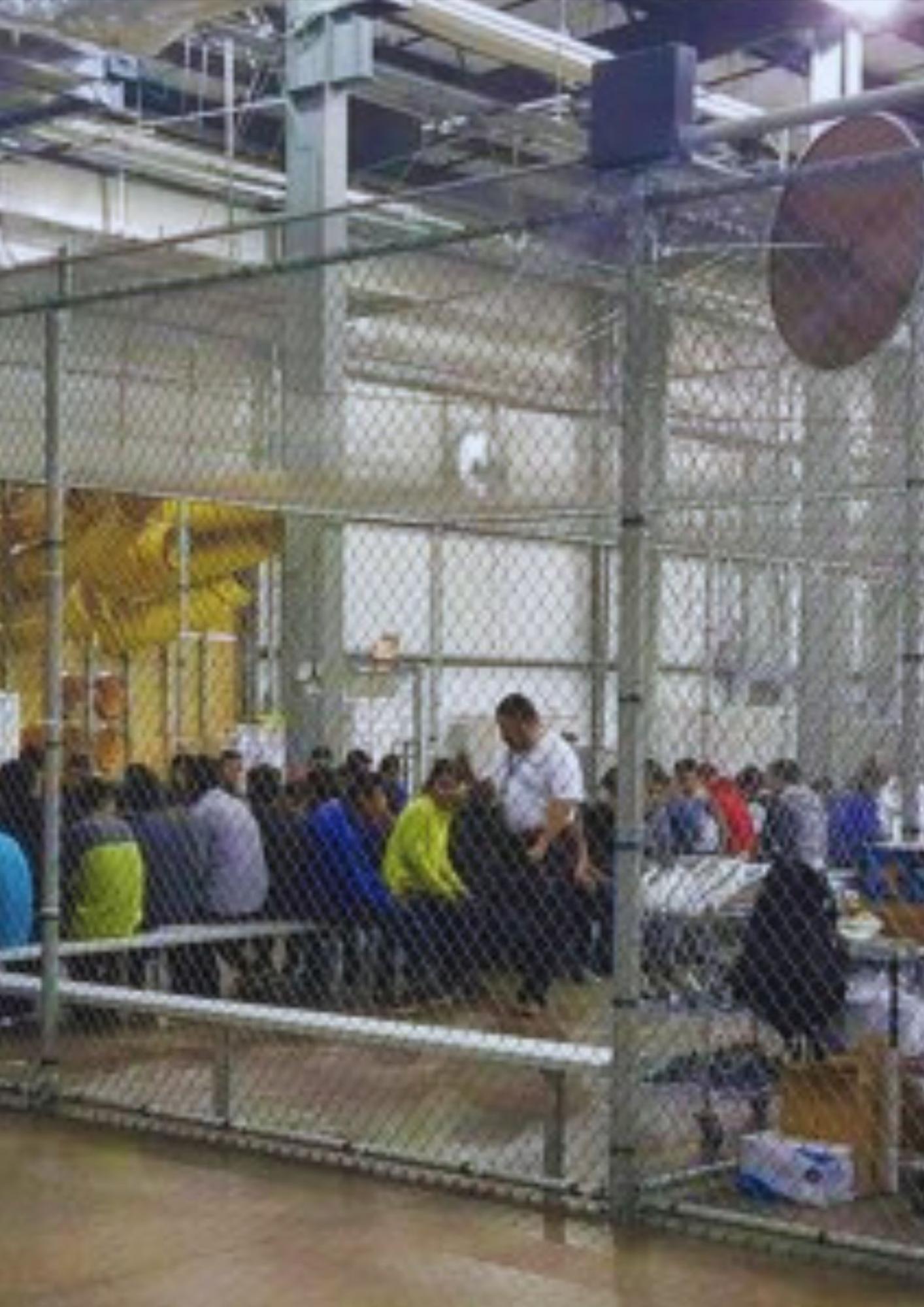 $!Según el New York TImes, aproximadamente 5,500 menores nacidos en el extranjero fueron separados de sus padres por la política “Cero Tolerancia” de Trump que encerró en jaulas a los menores. En promedio, la separación duró unas cuantas semanas, pero en algunos casos se prolongó durante años.