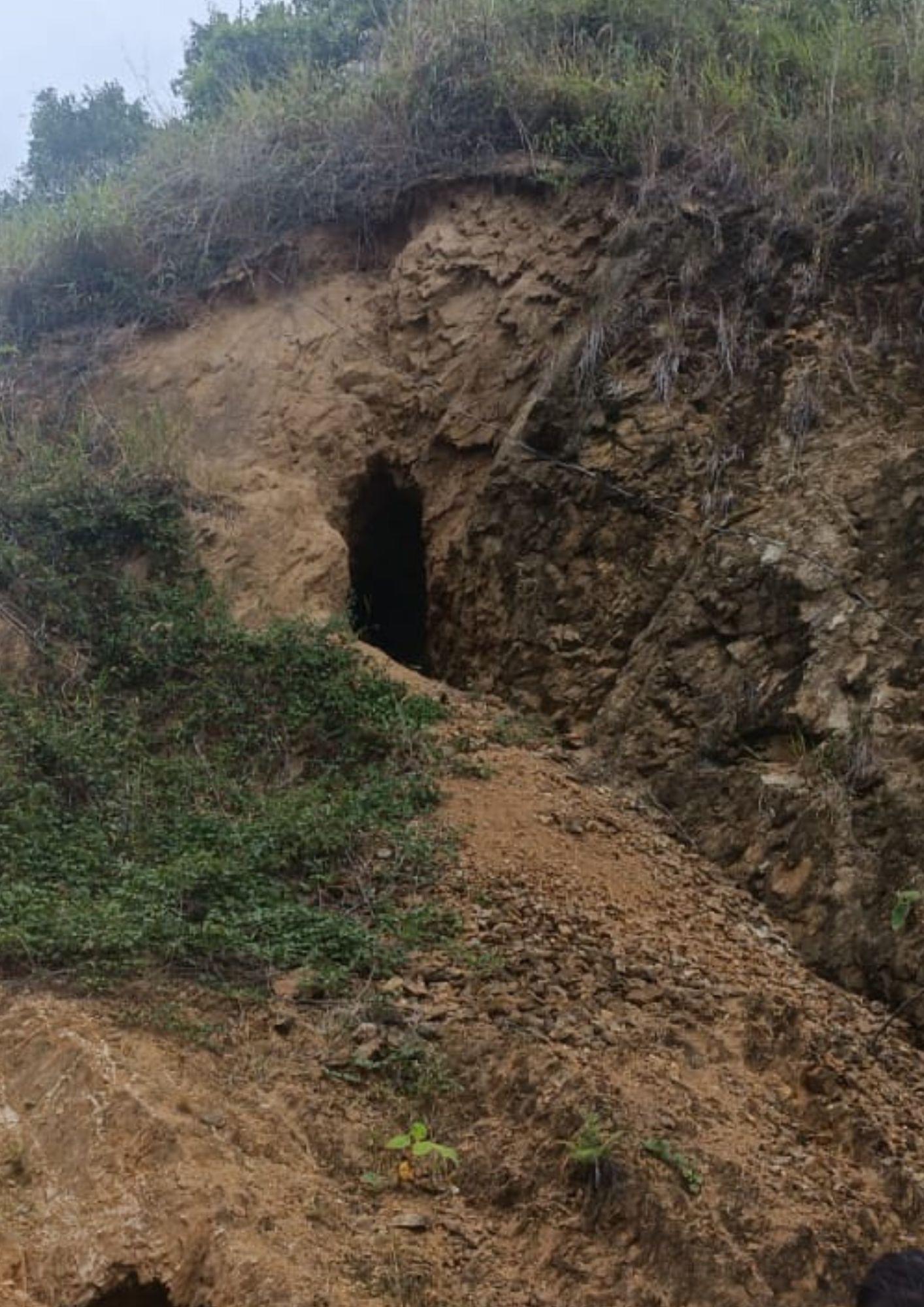 La petrografía es el estudio detallado de las rocas mediante técnicas microscópicas y analíticas y es la base de cualquier investigación geológica. Sirve para elaborar mapeos geológicos confiables. En la foto, una mina artesanal de oro en Quimistán.