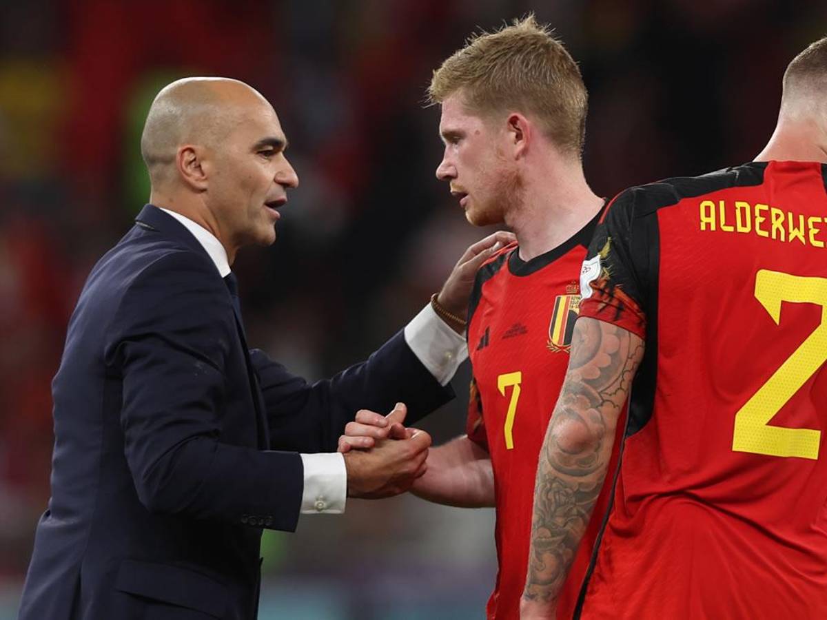 Roberto Martínez saluda a Kevin de Bruyne al final del partido ante Croacia.