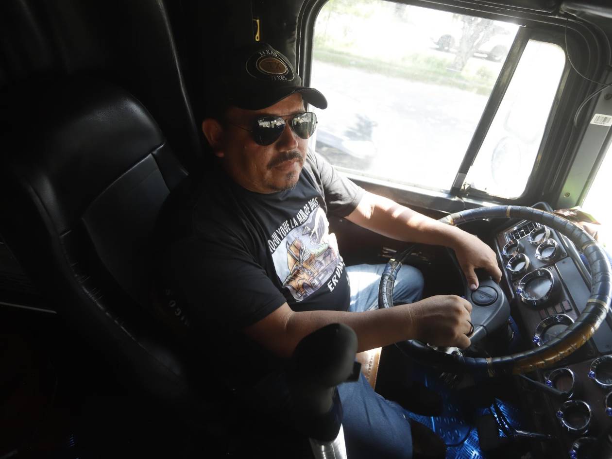 En cada parada del camino, los hondureños lo saludan, lo reconocen y le agradecen: su historia inspira a quienes aún creen en la bondad y el valor de ayudar sin mirar a quién.