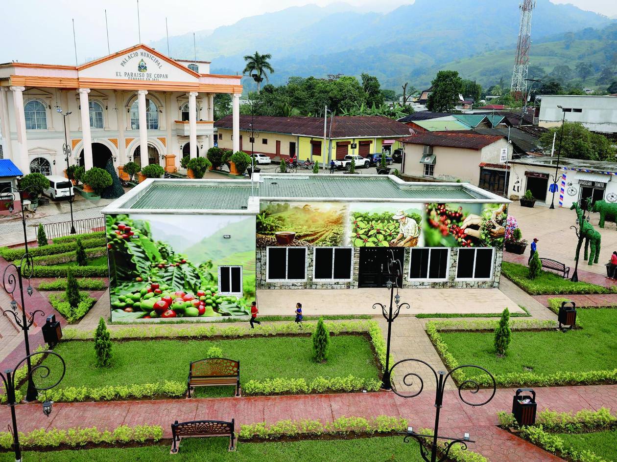 La biblioteca ubicada dentro del parque central ofrece a los jóvenes un espacio de aprendizaje.