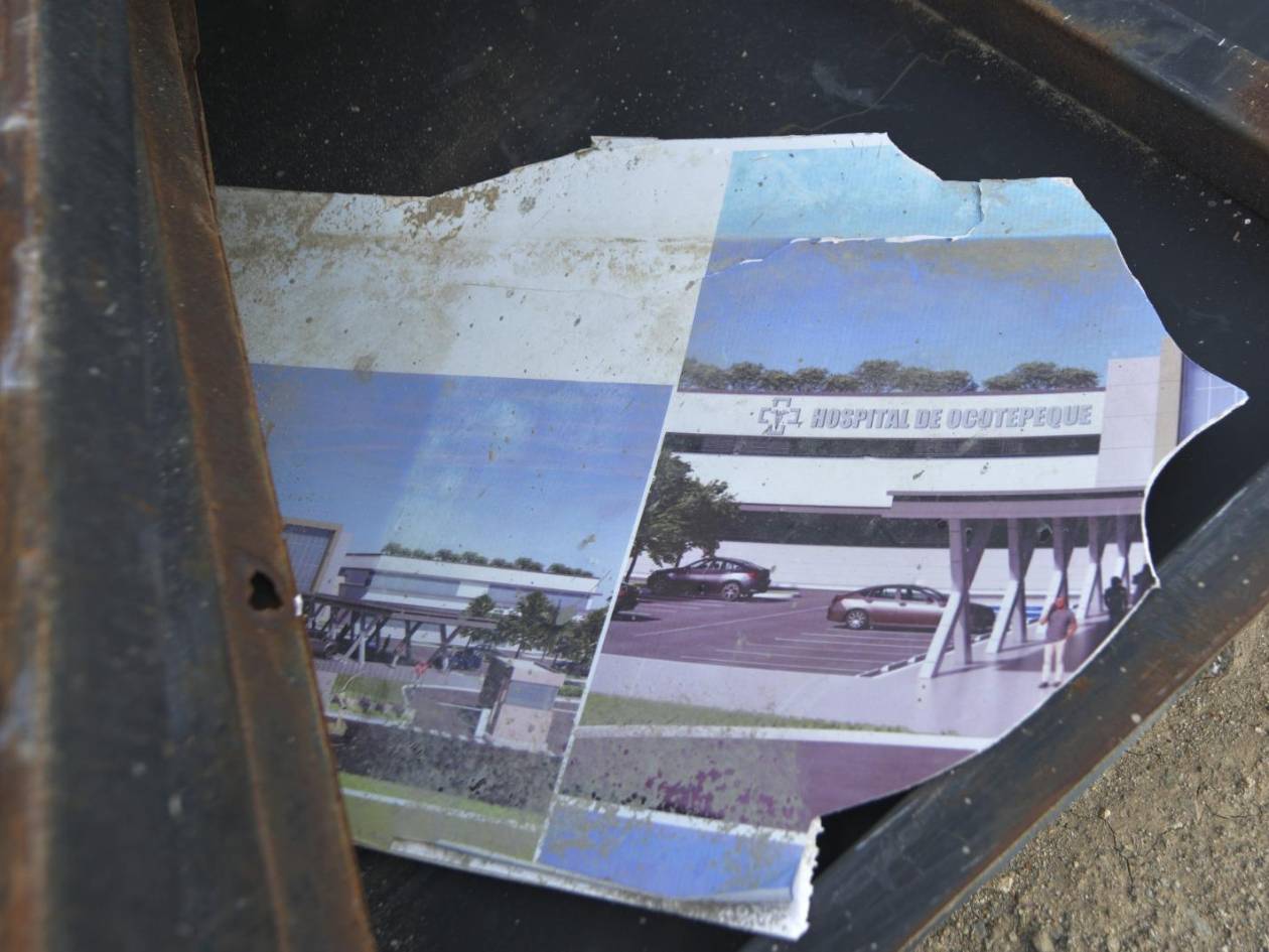 La imagen de cómo quedaría el hospital de Ocotepeque estaba tirada en el suelo, justo a lo interno de la obra. LA PRENSA Premium ingresó al hospital.