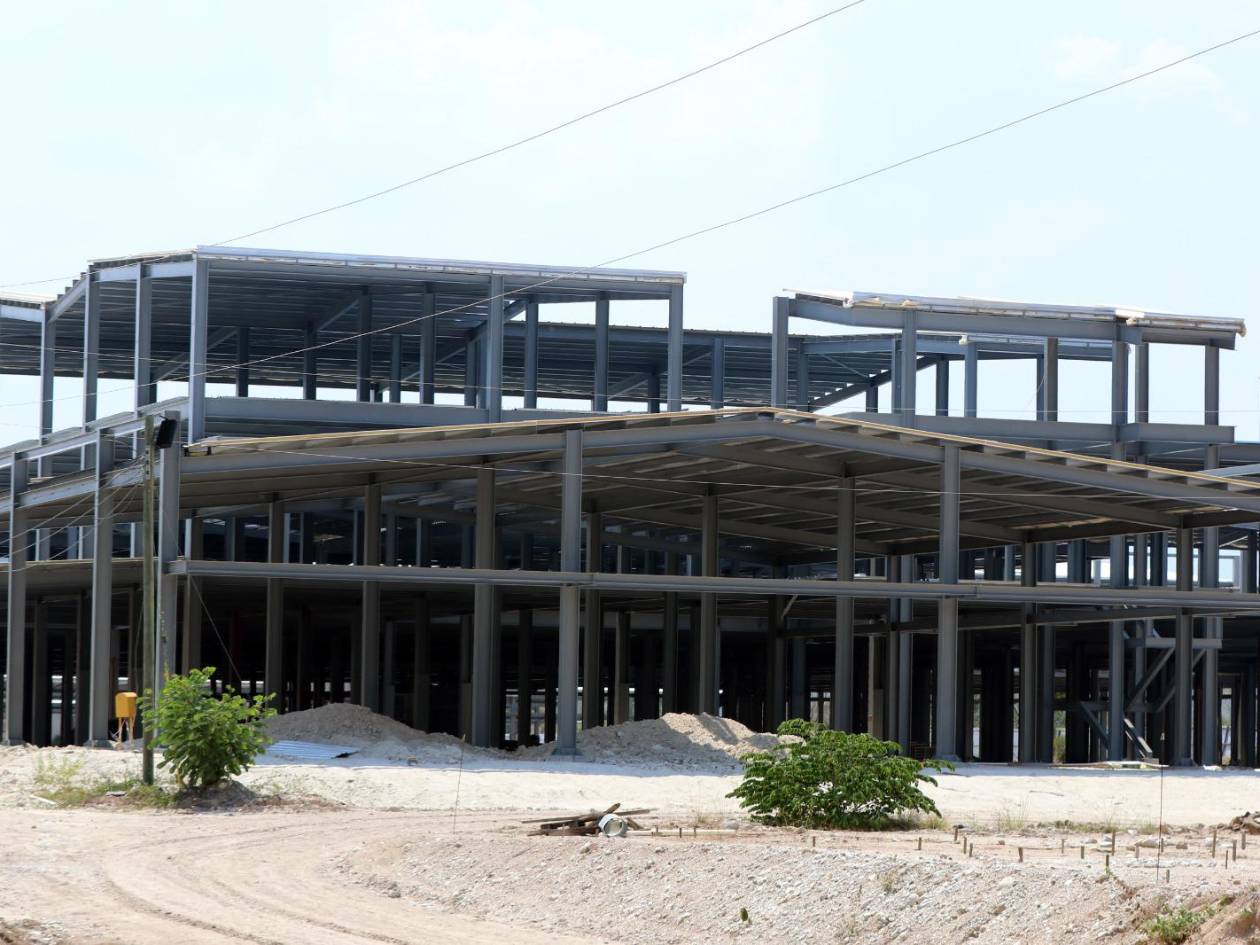 Las obras fueron suspendidas en los tres hospitales mientras el Ministerio Público y el Tribunal Superior de Cuentas investigan posibles irregularidades. LA PRENSA Premium recorrió los tres hospitales. En la imagen aparece las obras en Santa Bárbara.