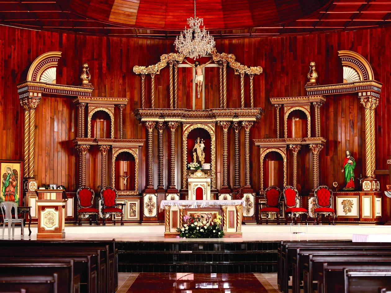 La iglesia es otro de los lugares para visitar. El altar principal está revestido de madera y es muy concurrido durante los eventos religiosos cada fin de semana.